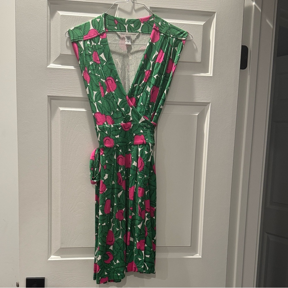 Diane von Furstenberg Green Floral Wrap Dress with Pink Accents size 4
